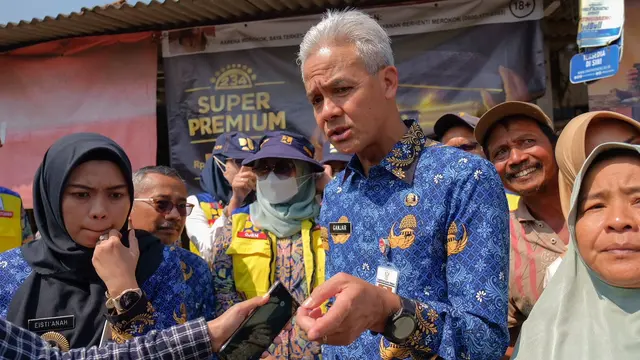 Gubernur Jawa Tengah Ganjar Pranowo meminta jalur alternatif Demak-Semarang yang rusak segera diperbaiki. Di antaranya jalan kabupaten yang berlubang di Desa Pulosari, Karangtengah, Demak. (Istimewa)