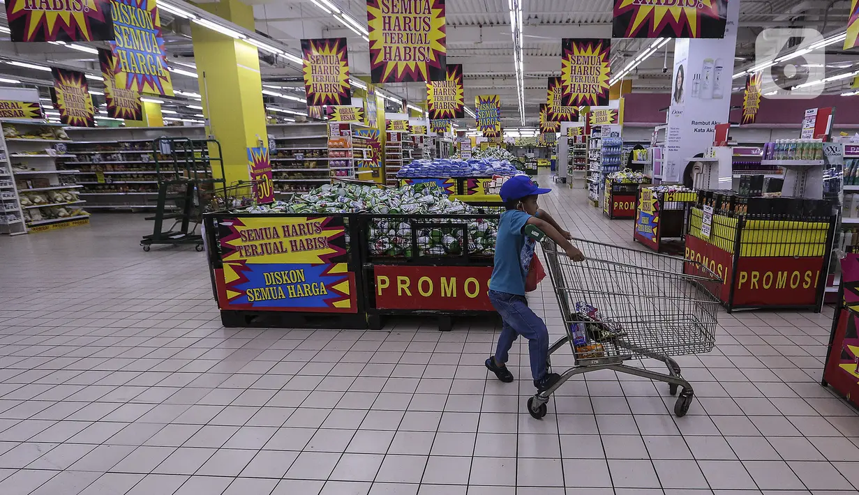 Konsumen memilih barang kebutuhan di salah satu gerai supermarket Giant di Jakarta, Kamis (4/3/2021). Poster-poster discount closing store dan rak-rak kosong menjadi pemandangan setiap konsumen yang datang. (Liputan6.com/Johan Tallo)
