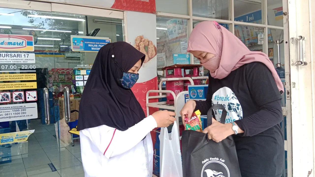 Mahasiswa Unusa mengganti kantong kresek belanjaan warga dengan tas guna ulang.(Dian Kurniawan/Liputan6.com)