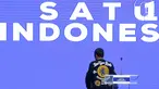 Calon Presiden petahana Joko Widodo kenakan jaket bomber Raw Type Riot (R.T.R) pada acara Festival Satu Indonesia di Istora Senayan, Jakarta, Minggu (10/3). Acara yang dihadiri kaum millenial mengajak pemilih untuk tidak golput. (Liputan6.com/Johan Tallo)