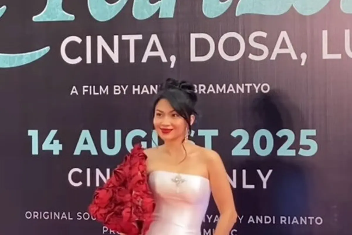 Pesona Memikat Ariel Tatum Kenakan Korset Putih dan One Shoulder Outer Mawar di Premierem Film La Tahzan