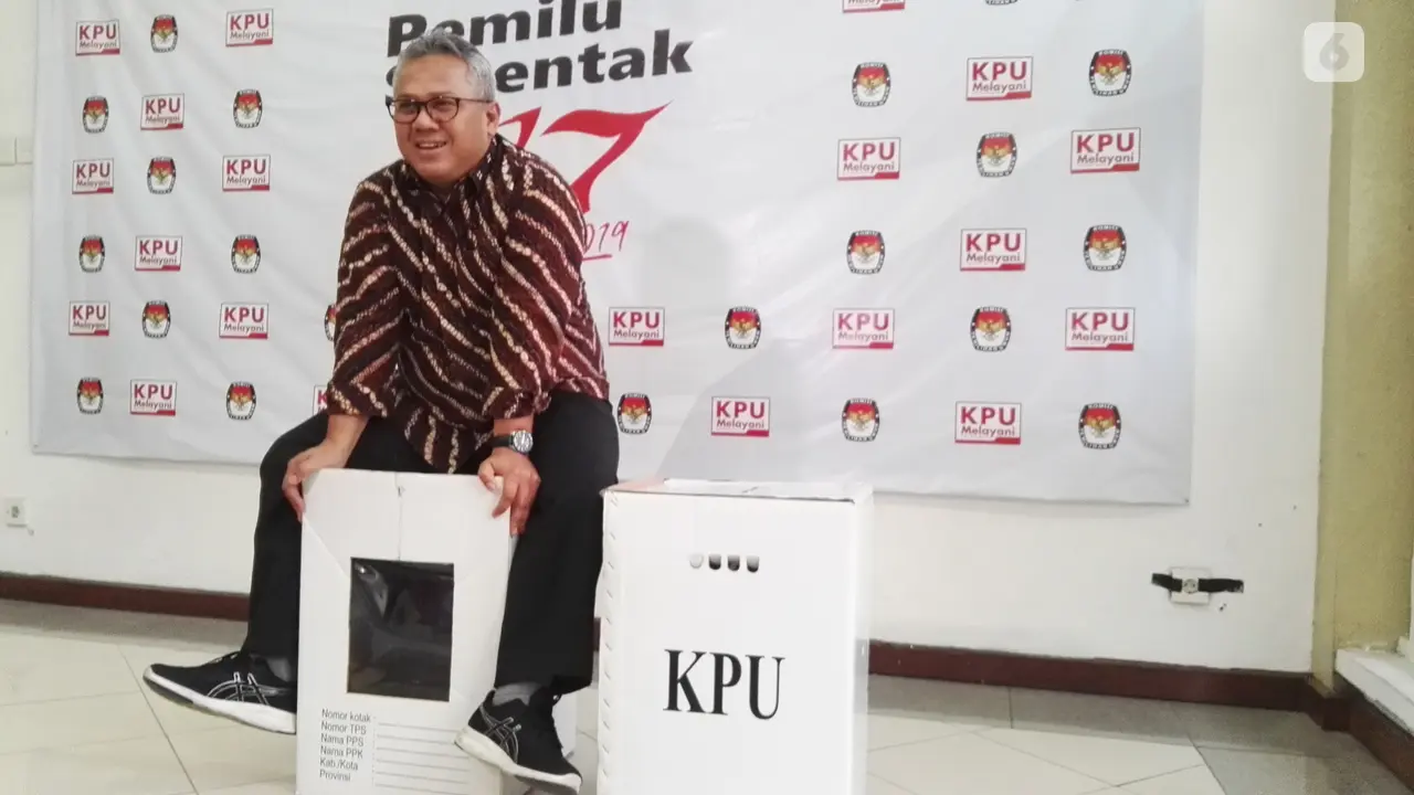 Ketua KPU Arief Budiman menunjukkan kotak suara Pemilu 2019