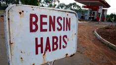 Kelangkaan BBM bersubsidi membuat sejumlah pengecer BBM atau SPBU mini di Spatan, Tangerang Banten tutup.
