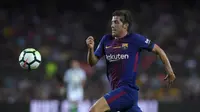 Gelandang Barcelona, Sergi Roberto, resmi memperpanjang masa bakti sampai 2022 di Camp Nou. (AFP/Luis Gene)