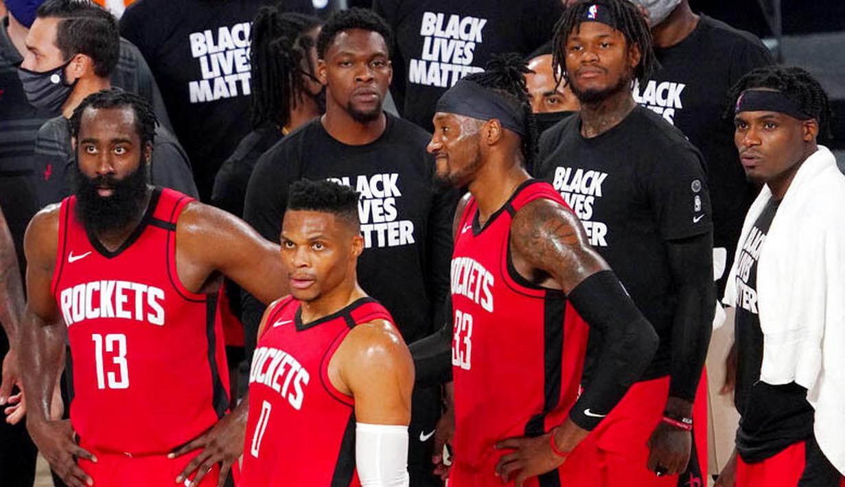 Para pebasket Houston Rockets tampak kecewa usai ditaklukkan Oklahoma City Thunder pada laga NBA, Selasa (1/9/2020). Oklahoma City Thunder menang 104-100 atas Houston Rockets. (AP Photo/Mark J. Terrill)