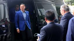 Ketua Umum Partai Demokrat Agus Harimurti Yudhoyono atau AHY (kiri) tiba untuk bertemu Ketua Umum Partai Nasdem Surya Paloh di Kantor DPP Nasdem, Jakarta, Kamis (23/6/2022). Pertemuan keduanya untuk melakukan komunikasi dalam rangka penjajakan koalisi menjelang Pemilu 2024. (Liputan6.com/Angga Yuniar)