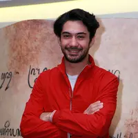 Reza Rahadian di acara Preskon film 3 Srikandi (Deki Prayoga/bintang.com)