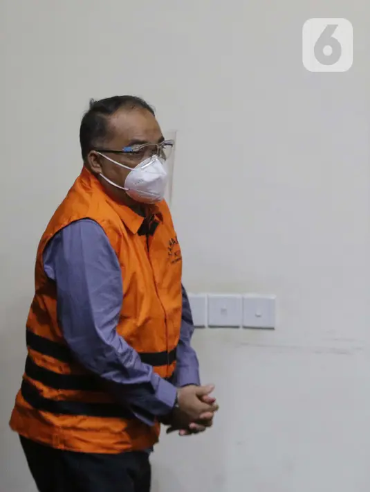 Sekretaris Daerah Kota Tanjungbalai, Yusmada jelang penetapan tersangka dan penahanan, Gedung KPK, Jakarta, Jumat (27/8/2021). Yusmada ditetapkan sebagai tersangka dugaan korupsi lelang mutasi jabatan di Pemkot Tanjungbalai tahun 2019. (Liputan6.com/Helmi Fithriansyah)