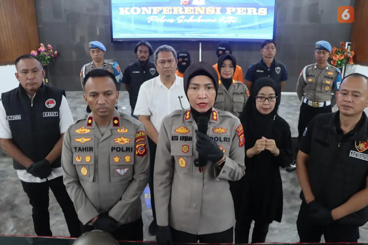 Polres Sukabumi Kota saat memampang 2 pelaku pencurian water meter PDAM di rumah-rumah warga. (Liputan6.com/Fira Syahrin).