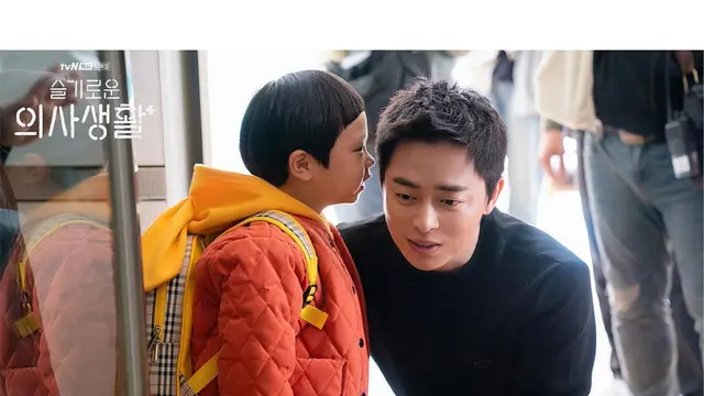 Kim Jun dan Jo Jung Suk dalam Hospital Playlist. (Instagram/  tvndrama.official)