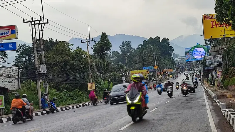 Volume kendaraan di jalur Puncak, Kabupaten Bogor cenderung menurun di hari kelima libur lebaran, Rabu (26/4/4/2023).