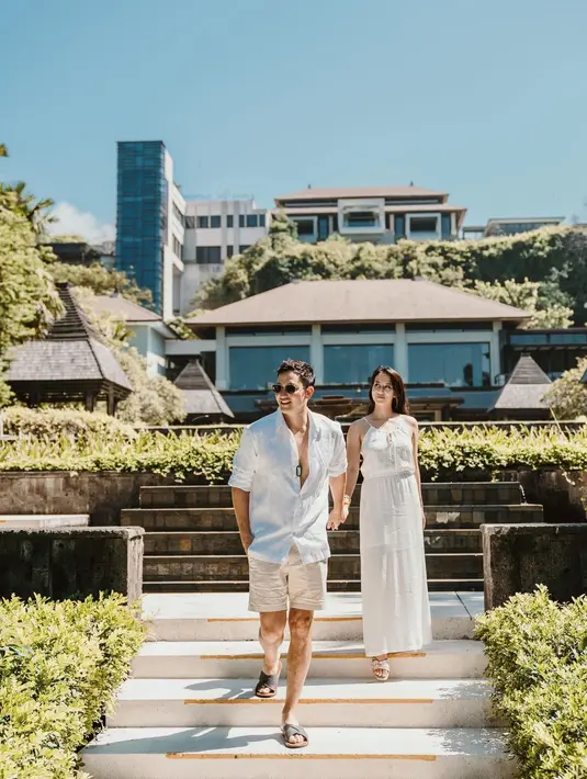 Mike Lewis dan Janisaa Pradja tampil senada bernuansa putih saat menghabiskan waktu di Bali. Janisaa tampil cantik dengan lined stripe dress sementara Mike Lewis kasual dengan perpaduan kemeja putih dan celana pendek khaki (instagram/mikelewis)