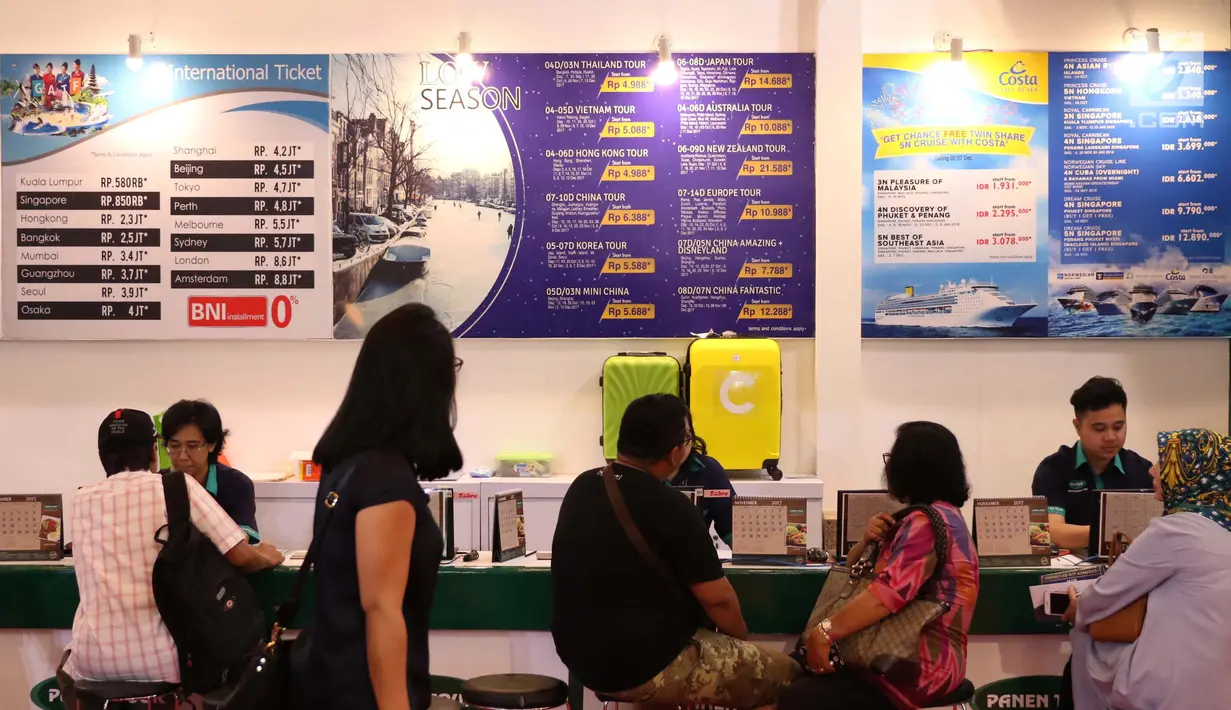 Sejumlah pengunjung melakukan pemesanan tiket penerbangan domestik dan luar negri di Garuda Travel Fair (GATF) 2017 fase II di JCC, Jakarta, Jumat (22/9). (Liputan6.com/Angga Yuniar)