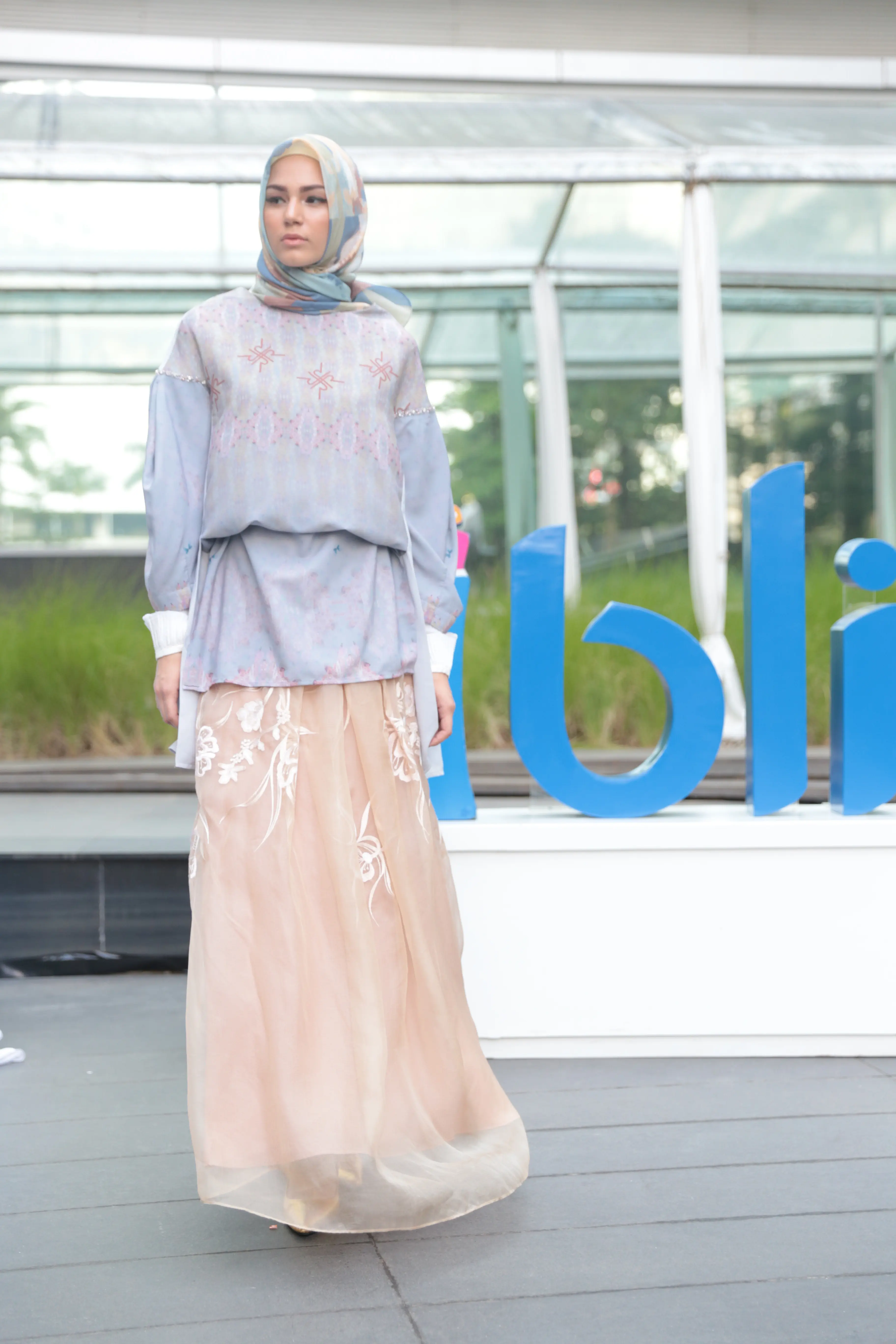 Koleksi terbaru Ria Miranda tetap dengan sentuhan warna pastel dan tambahan bahan tile. (Adrian Putra / Bintang.com)