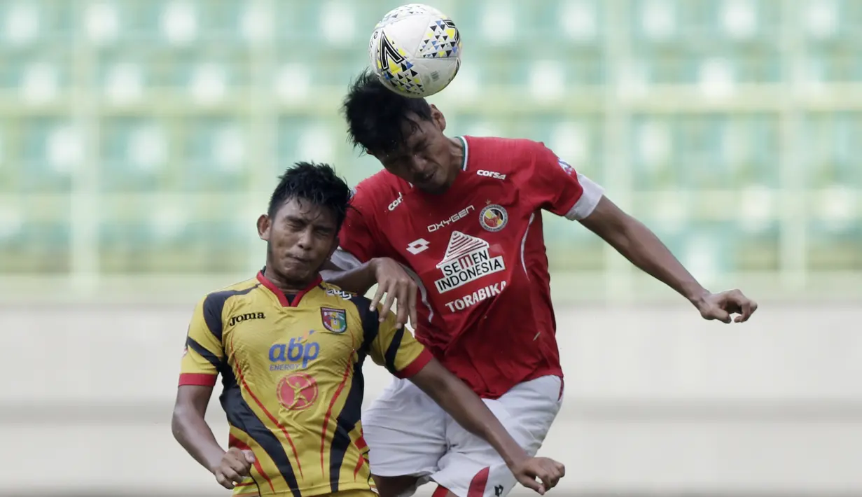 Bek Semen Padang, Leo Guntara, menyundul bola saat melawan Mitra Kukar pada laga Piala Presiden 2019 di Stadion Patriot, Bekasi, Kamis (14/3). Padang menang 2-0 atas Mitra. (Bola.com/Yoppy Renato)