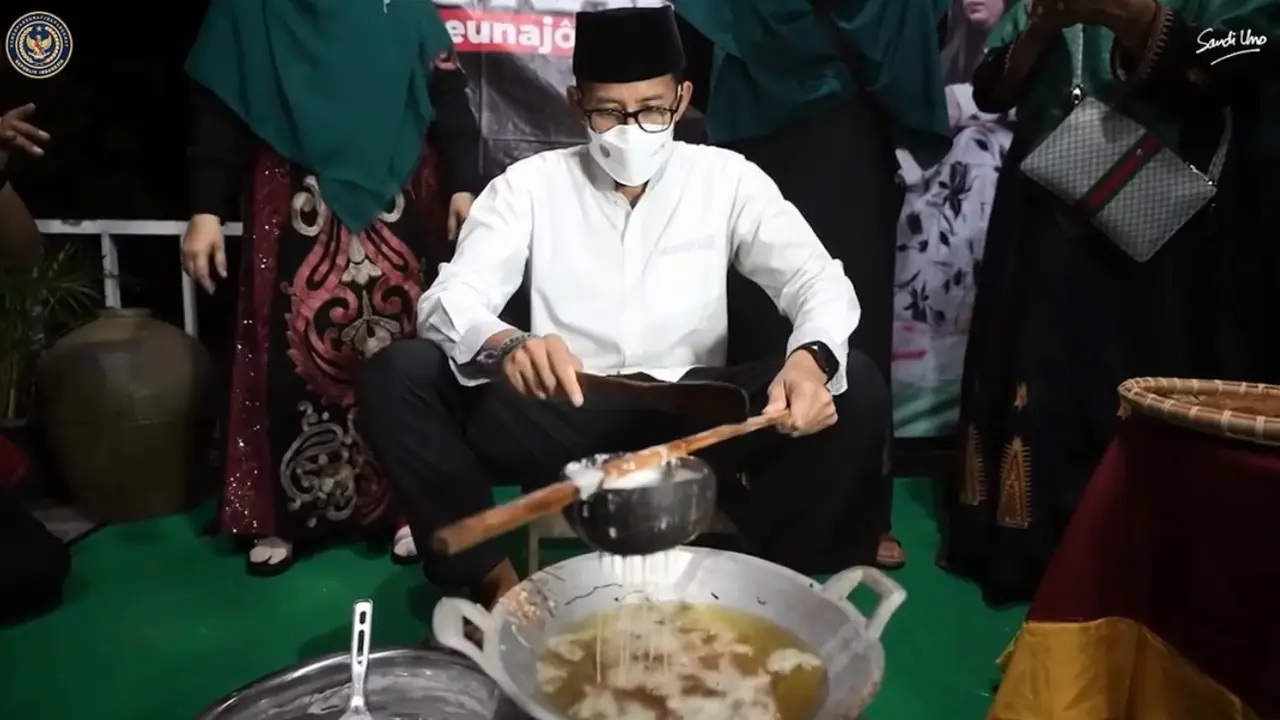 Aksi Sandiaga Uno Membuat Kue Keukarah, Jajanan Khas Aceh untuk Buka Puasa