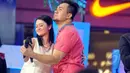 Dewi Perssik saat sepanggung dengan Saipul Jamil di acara Duo Pedang, Jakarta, Kamis (9/4/2015). Dewi Perssik mengaku tak punya perasaan apapun saat sepanggung dengan Saipul Jamil. (Liputan6.com/Panji Diksana)