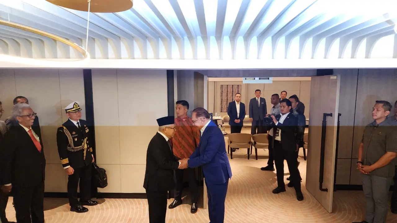 Wakil Presiden (Wapres) RI Ma’ruf Amin, melakukan pertemuan dengan Perdana Menteri (PM) Malaysia Anwar Ibrahim di Kuching, Malaysia, Selasa (28/11/2023).