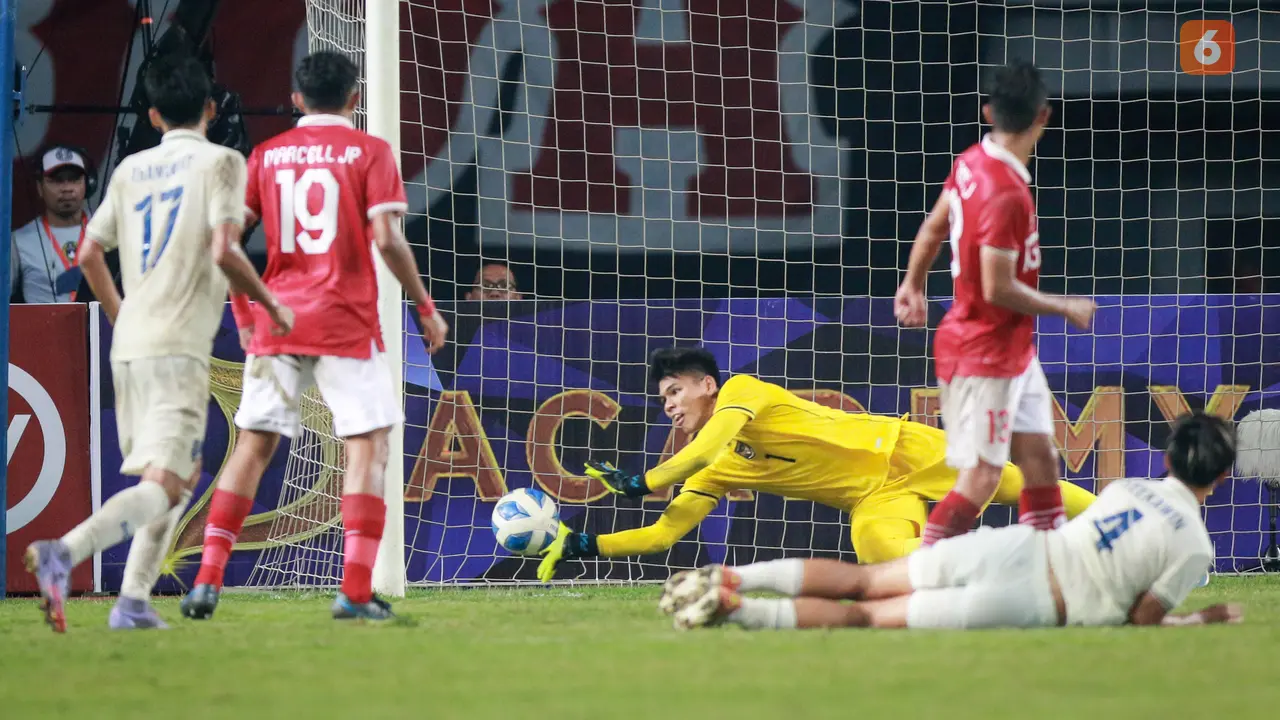 Foto: Aksi Heroik Cahya Supriadi Saat Selamatkan Gawang Timnas Indonesia U-19 dari Gempuran Thailand di Piala AFF U-19