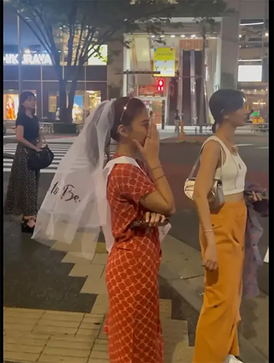 Perempuan kelahiran Bandung 30 tahun silam itu jalan santai mengenakan daster. Meski penampilannya kerap menarik perhatian orang-orang disekelilingnya. [Instagram/fitaanggriani]