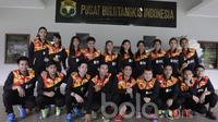 Para pebulutangkis Indonesia untuk Piala Sudirman foto bersama saat perayaan ulang tahun PBSI dan pelepasan tim Piala Sudirman di Kantor PBSI Cipayung, Jakarta, Sabtu (6/5/2017). (Bola.com/Vitalis Yogi Trisna)