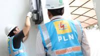 Petugas PLN melakukan penyambungan penambahan daya listrik di Jakarta, Rabu (21/6). Menyambut lebaran, PLN memberikan bebas biaya penyambungan untuk rumah ibadah dan potongan 50 persen untuk pengguna selain rumah ibadah. (Liputan6.com/Immanuel Antonius)