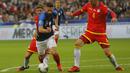 Penyerang Prancis, Olivier Giroud saat dilanggar bek Andorra, Marc Rebes selama pertandingan grup H Kualifikasi Euro 2020 di Stade de France di Saint Denis, Paris (10/9/2019). Prancis menang telak 3-0 atas Andorra. (AP Photo/Michel Euler)