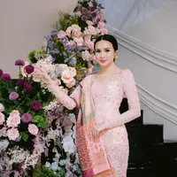 Kebaya dengan sentuhan budaya Aceh juga dikenakan Beby Tsabina saat lamaran. Dirancang Studio Oboh, kebaya sabrina pink itu punya detail pintu Aceh yang dipadukan dengan kain songket. [@studioboh]