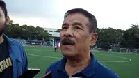 Manajer Persib, Umuh Muchtar. (Bola.com/Erwin Snaz)