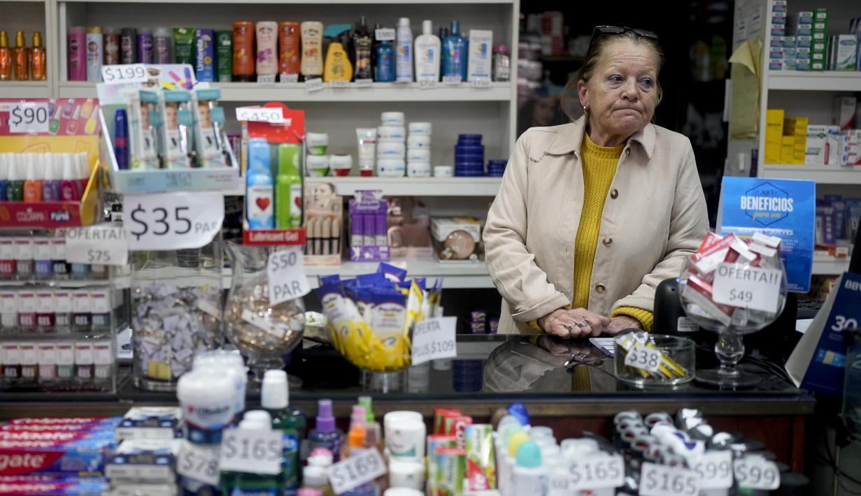 Para pemburu barang murah lintas batas juga datang dari negara tetangga, Chile, Paraguay dan Brasil. (AP Photo/Natacha Pisarenko)