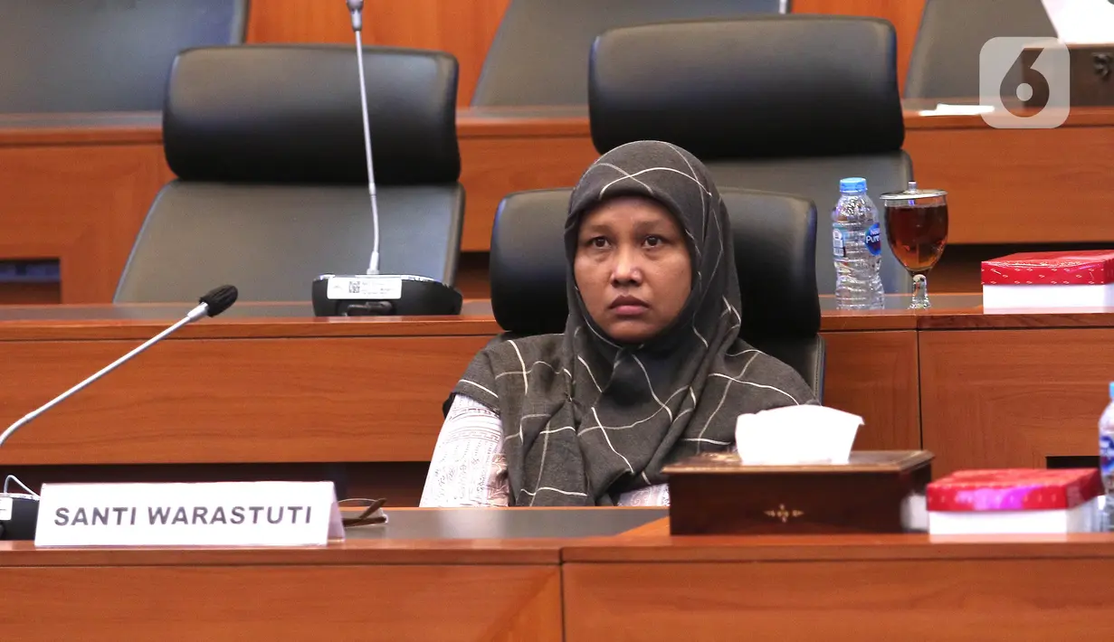 Santi Warastuti, orang tua dari anak yang mengalami penyakit Cerebral Palsy (CP) menghadiri rapat dengar pendapat umum (RDPU) dengan Komisi III DPR RI di  Kompleks Parlemen, Senayan, Jakarta, Kamis (30/6/2022). Rapat beragenda menyerap masukan secara lebih mendalam berkaitan peluang pemanfaatan ganja secara terbatas untuk kepentingan kesehatan. (Liputan6.com/Angga Yuniar)