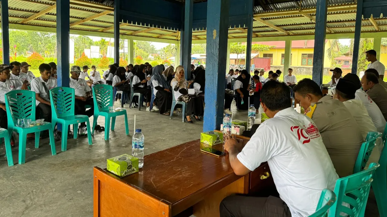 Personel Polres Rokan Hulu bersama puluhan warga dalam kampanye Pilkada damai.