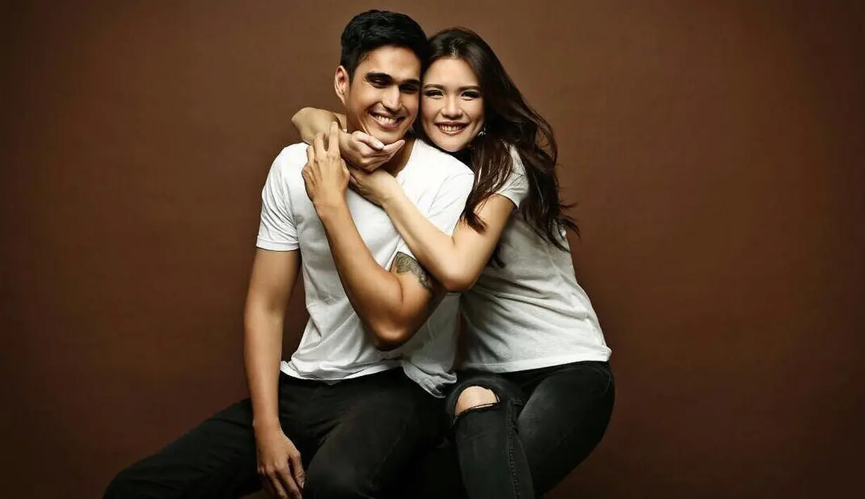 Belum merasa risau lantaran belum dikaruniai momongan setelah lima bulan menikah, Marcel justru menikmati waktu berduanya dengan sang istri.  (Instagram/marcelchandra)