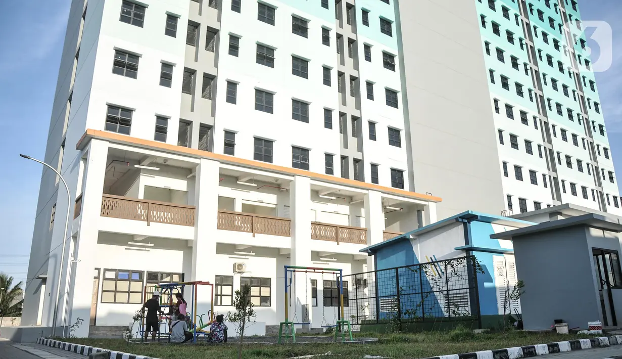 Warga saat berada di halaman Rusun Cipinang Besar Utara, Jakarta Timur, Senin (23/5/2022). Sebanyak 500 jiwa dari 110 keluarga yang merupakan korban kebakaran Pasar Gembrong pada Minggu, 24 April 2022 malam lalu mulai direlokasi ke Rusun Cipinang Besar Utara. (merdeka.com/Iqbal S Nugroho)