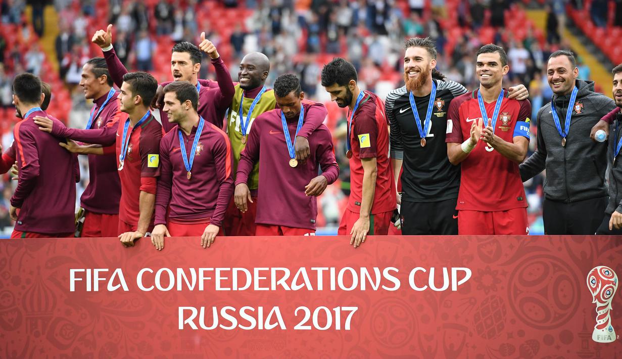 Para pemain Portugal mendapat medali peringkat ketiga usai mengalahkan Meksiko pada laga perebutan tempat ketiga Piala Konfederasi di Stadion Spartak, Moskow, Minggu (2/7/2017). Portugal menang 2-1 atas Meksiko. (AFP/Yuri Kadobnov)