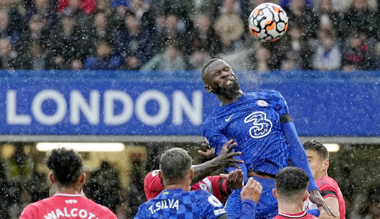 Antonio Rudiger - Bek tangguh Chelsea ini terpaksa absen latihan karena menderita cedera punggung jelang Timnas Jerman menghadapi Makedonia Utara. Cedera ini membuat The Blues harus menanggung kerugian lantaran kehilangan sosok Benteng kokohnya. (AP/Kirsty Wigglesworth)