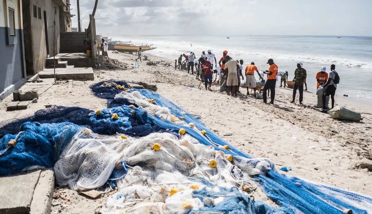 Relawan membersihkan pantai secara berkelompok di pinggiran Dakar, Senegal (13/9/2020). Relawan dan penduduk setempat berpartisipasi dalam kegiatan bersih-bersih pantai di Thiaroye-sur-Mer, sebuah kota kecil di pinggiran Dakar. (Xinhua/Louis Denga)