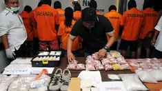 Dit Resnarkoba Polda Metro Jaya menggelar sejumlah barang bukti narkoba di Mapolda Metro Jaya, Kamis (13/11/2014). (Liputan6.com/Helmi Fithriansyah)