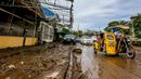 Jalan tampak tertutup lumpur dan sampah usai hujan deras yang dibawa Topan Goni memicu terjadinya banjir di Provinsi Batangas, Filipina, 2 November 2020. Hingga 2 November 2020, jumlah korban jiwa akibat Topan Goni yang melanda bagian selatan Luzon bertambah menjadi 16 orang. (Xinhua/Rouelle Umali)