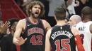 Ekspresi pemain Chicago Bulls, Robin Lopez (42) rsaat melakukan protes pada laga NBA basketball game, di American Airlines Arena, Miami, (29/3/2018). Heat menang 103-92. (AP/Joel Auerbach)