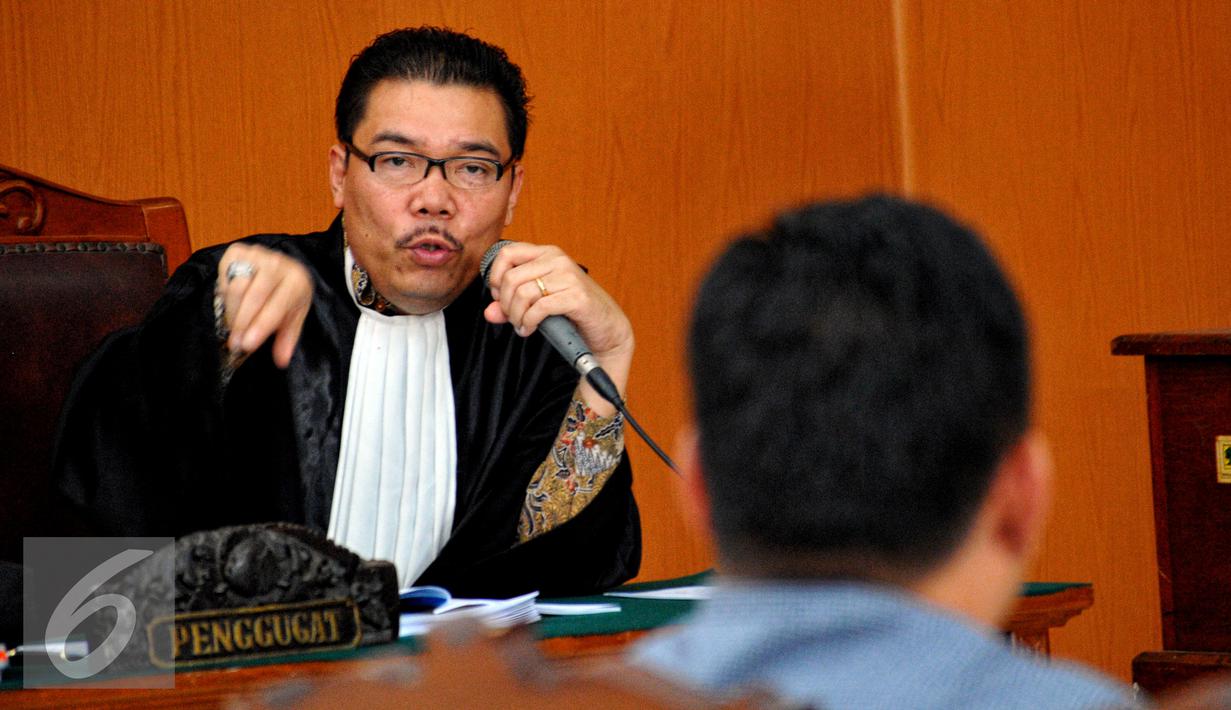Kuasa hukum Ilham Arief,  Johnson Pandjaitan memberikan pertanyaan kepada saksi fakta Hamzah Ahmad dalam sidang praperadilan mantan Wali Kota Makassar tersebut, Jakarta, Jumat (3/7/2015). (Liputan6.com/Yoppy Renato)