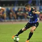 Gelandang Inter Milan, Roberto Gagliardini, berusaha melewati gelandang Lyon, Lucas Tousart, pada laga International Champions Cup di Nanjing Olympic Sports Center, Jiangsu, Senin (24/7/2017). Inter Milan menang 1-0 atas Lyon. (AFP)