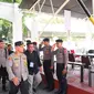 Kapolda Sulteng, Irjen Pol. Agus Nugroho saat memeriksa kesiapan pengamanan di KPU Sulteng, Selasa (27/8/2024). (Foto: Polda Sulteng).