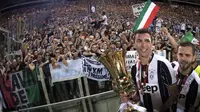 Pemain Juventus, Mario Mandzukic (kiri) dan Miralem Pjanic merayakan kemenangan bersama fans pada final Copaa Italia 2016-2017  di Roma Olympic stadium, (17/5/2017). Juventus menang 2-0. (EPA/Claudio Peri)