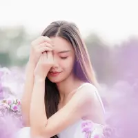 Ilustrasi perempuan cantik yang pemalu/copyright shutterstock.com/MISTER DIN