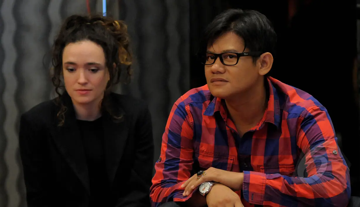 Sacha Stevenson dan Ramdan Setia saat menghadiri acara syukuran dan potong tumpeng Film Lamaran di kawasan Cikini, Jakarta Pusat, Rabu (1/4/2015). "Lamaran" akan memulai proses syutingnya April mendatang. (Liputan6.com/Faisal R Syam)