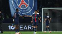 Bek Paris Saint-Germain, Willian Pacho (kiri) dan Warren Zaire-Emery merayakan kemenangan mereka di akhir pertandingan leg pertama babak perempat final Liga Champions 2024/2025 melawan Aston Villa di stadion Parc des Princes, Paris, 9 April 2025 atau Kamis (10/04/2025) dini hari WIB. (FRANCK FIFE/AFP)