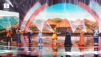 Seluruh Bintang Tamu Bersama Membuka Acara dengan Lagu Nasional dan Daerah Indonesia