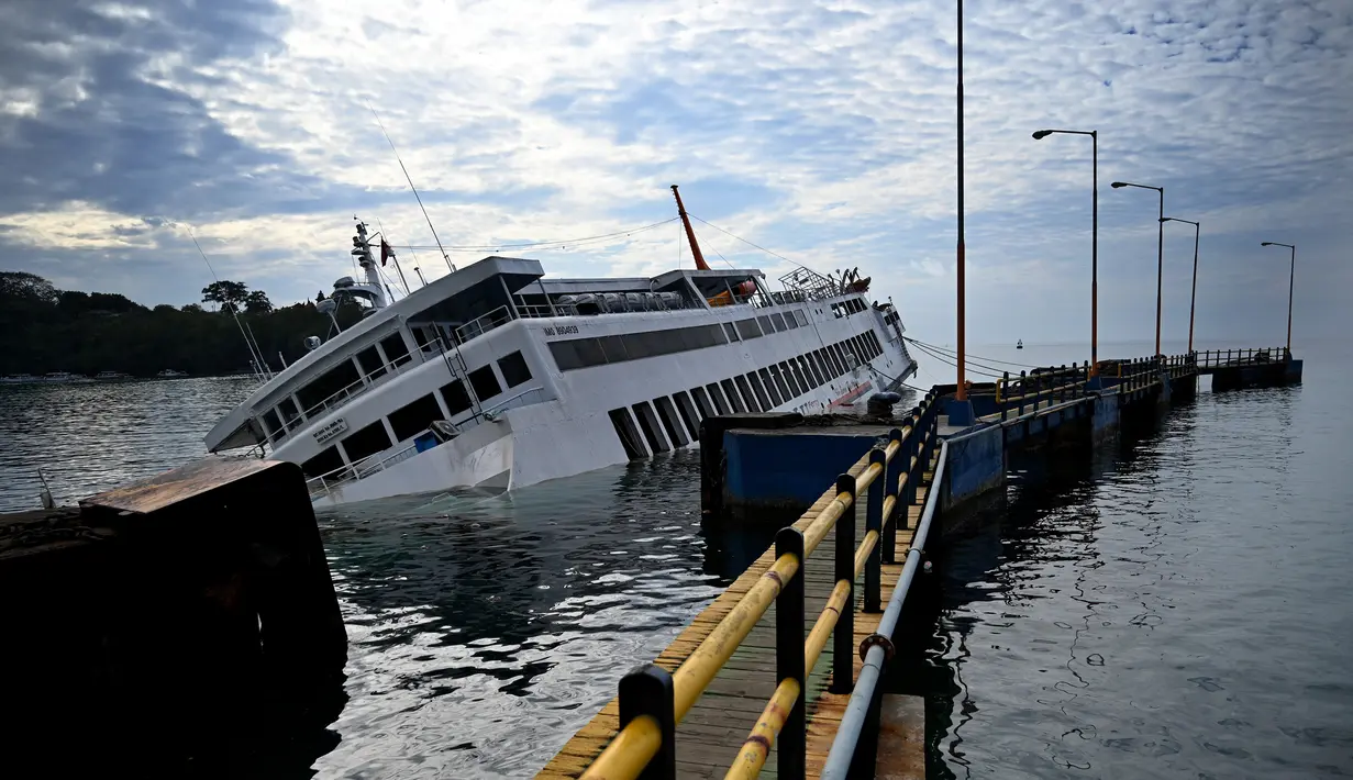 KMP Dharma Rucitra III kandas di Pelabuhan Padang Bai, Karangasem, Bali, Sabtu (13/6/2020). KMP Dharma Rucitra III diduga mengalami kebocoran lambung sehingga kehilangan keseimbangan. (SONNY TUMBELAKA/AFP)