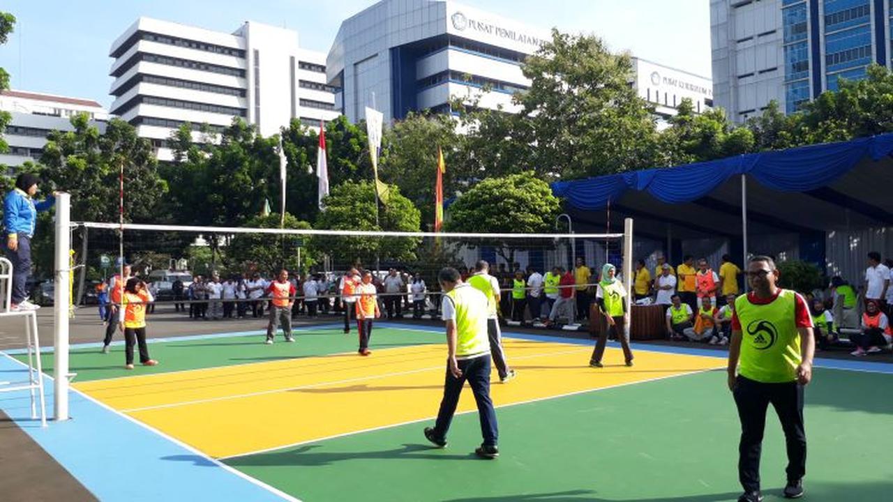 Kementerian Keuangan mengadakan turnamen bola voli untuk memperingati Hari Oeang yang jatuh pada 30 Oktober 2017. (Ilyas/Liputan6.com)